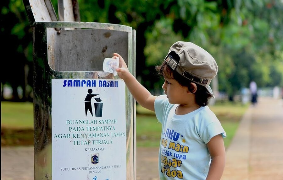 Detail Gambar Orang Membuang Sampah Di Tempatnya Nomer 14