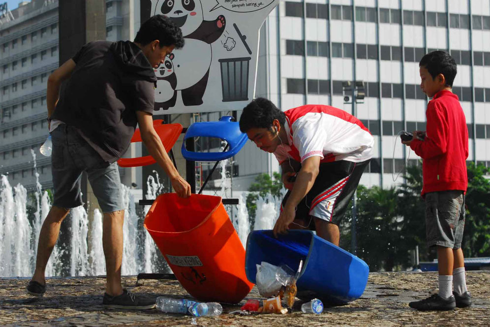 Detail Gambar Orang Membuang Sampah Di Tempatnya Nomer 35