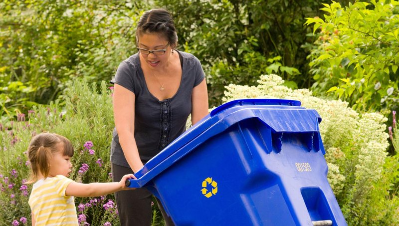 Detail Gambar Orang Membuang Sampah Di Tempatnya Nomer 49