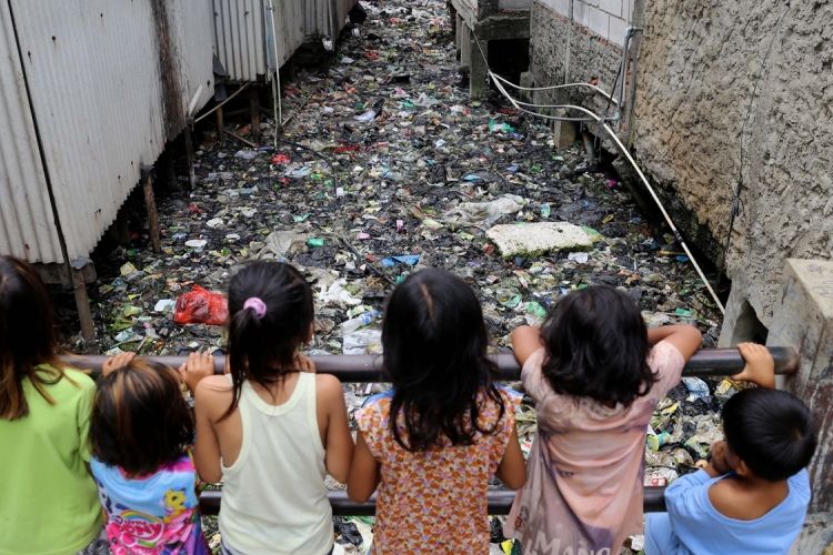 Detail Gambar Orang Membuang Sampah Sembarangan Nomer 38