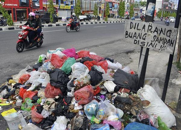 Detail Gambar Orang Membuang Sampah Sembarangan Nomer 5