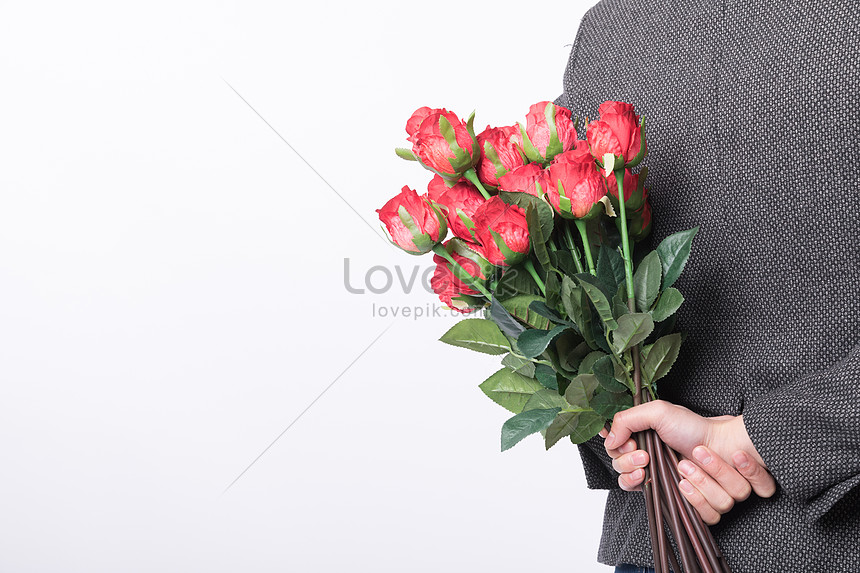 Detail Gambar Orang Memegang Bunga Nomer 17