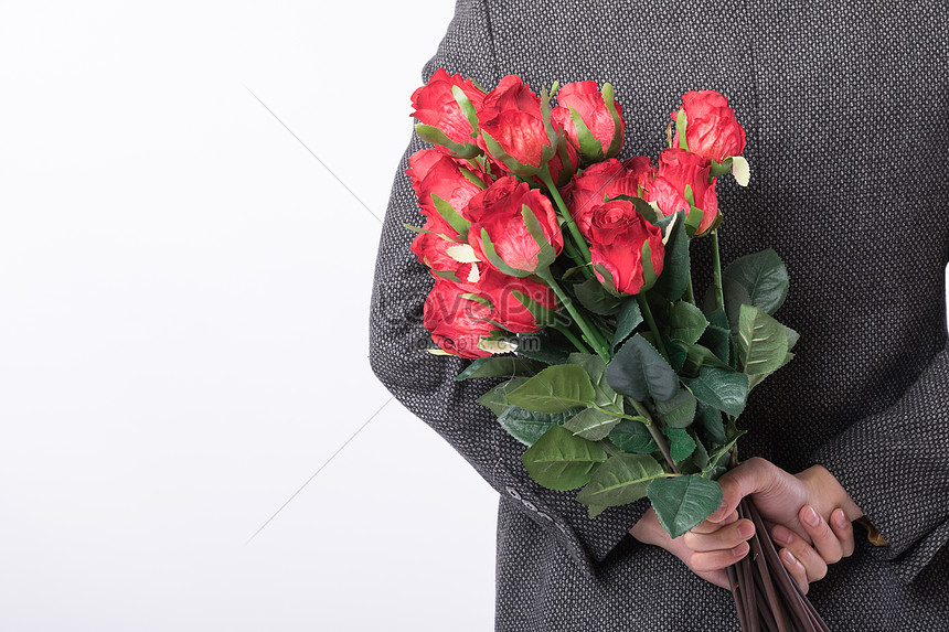 Detail Gambar Orang Memegang Bunga Mawar Nomer 13