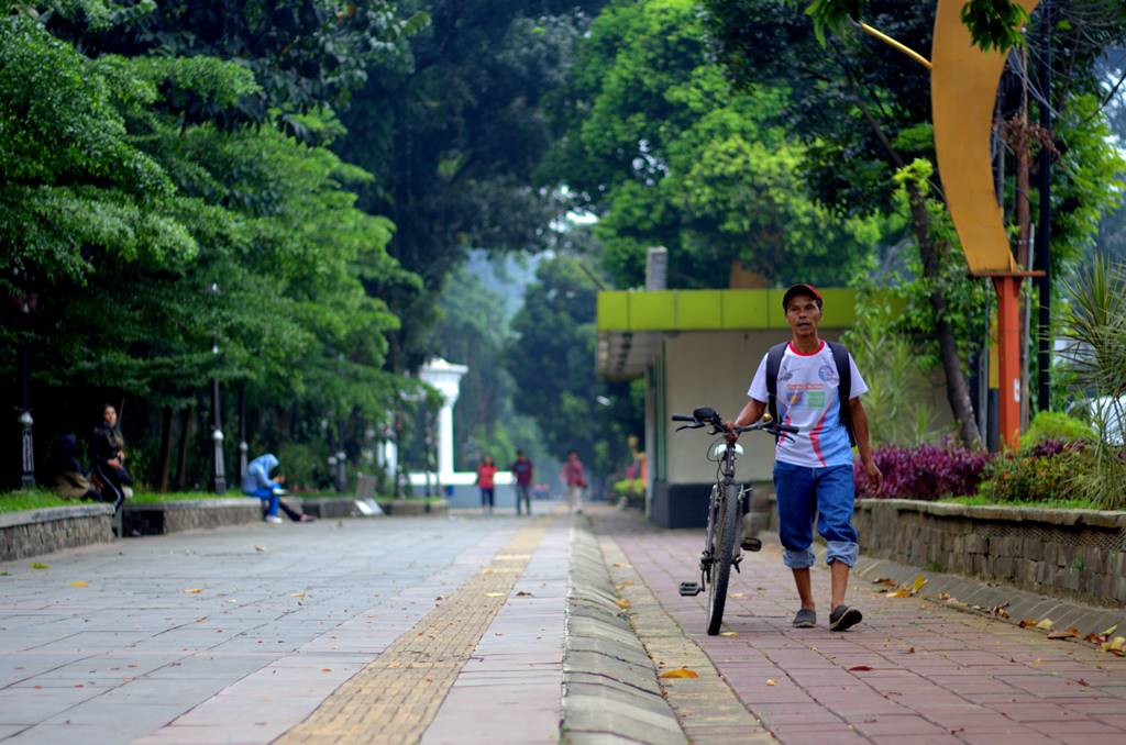 Detail Gambar Orang Memfoto Dijalan Nomer 14