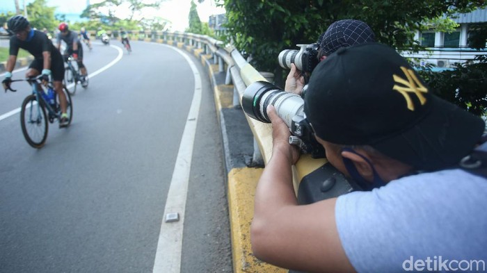 Detail Gambar Orang Memfoto Dijalan Nomer 38