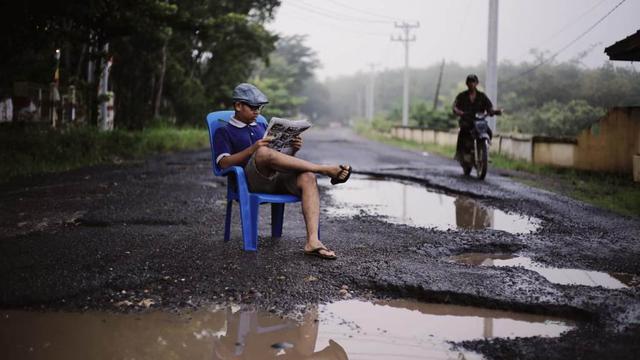 Detail Gambar Orang Memfoto Dijalan Nomer 7