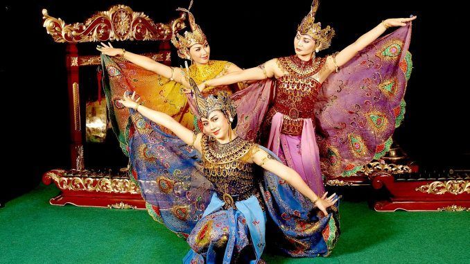 Detail Gambar Orang Menari Tradisional Nomer 14