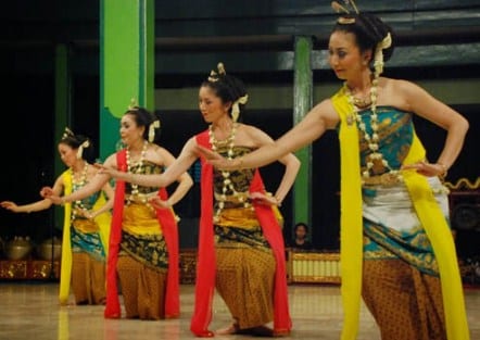 Detail Gambar Orang Menari Tradisional Nomer 9