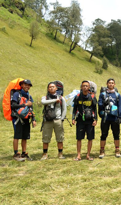 Detail Gambar Orang Mendaki Gunung Nomer 22