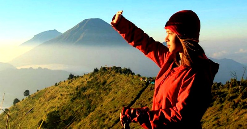 Detail Gambar Orang Mendaki Gunung Nomer 7