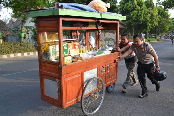 Detail Gambar Orang Mendorong Gerobak Nomer 16