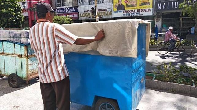 Detail Gambar Orang Mendorong Gerobak Nomer 46