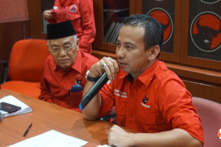 Detail Gambar Orang Mengambil Formulir Pendaftaran Nomer 14