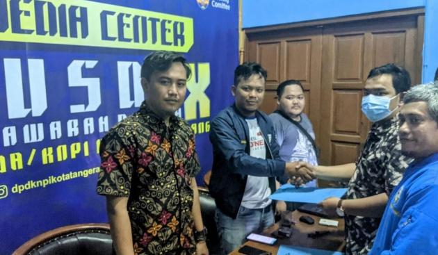 Detail Gambar Orang Mengambil Formulir Pendaftaran Nomer 26