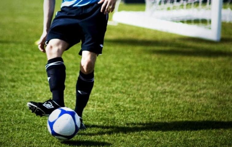 Detail Gambar Orang Menggiring Bola Dengan Kaki Bagian Luar Nomer 44