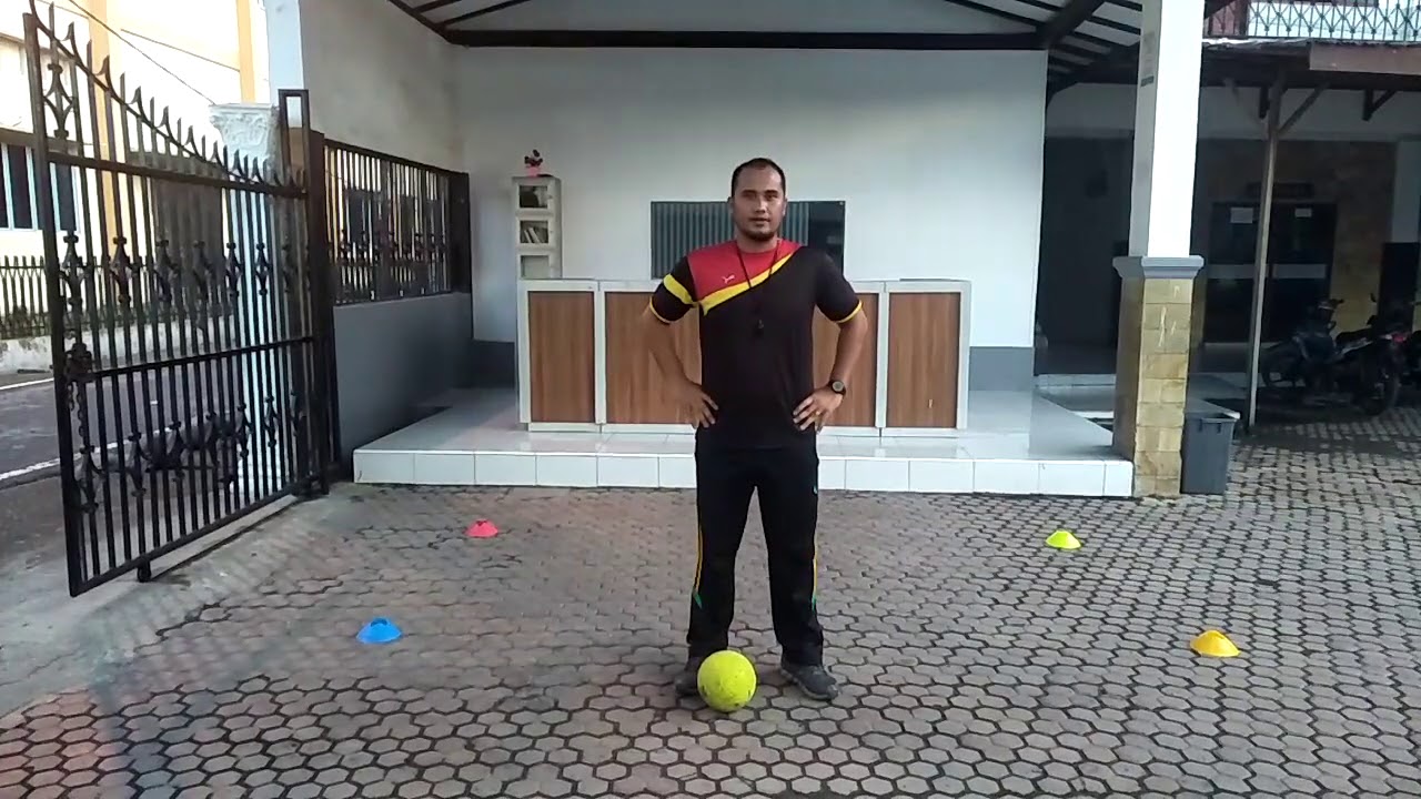 Detail Gambar Orang Mengiring Bola Dengan Kaki Bagian Luar Nomer 44