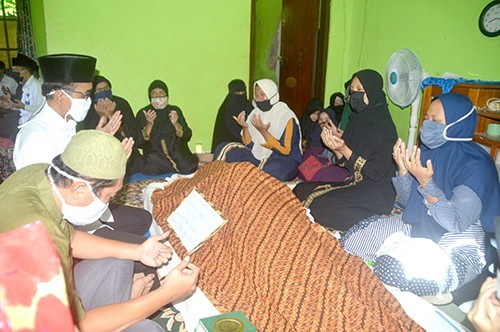 Detail Gambar Orang Meninggal Di Rumah Nomer 6