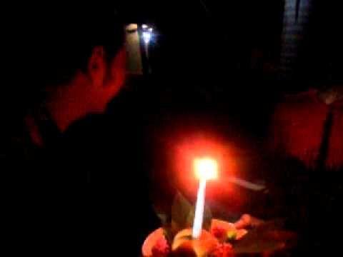 Detail Gambar Orang Meniup Lilin Ultah Nomer 47