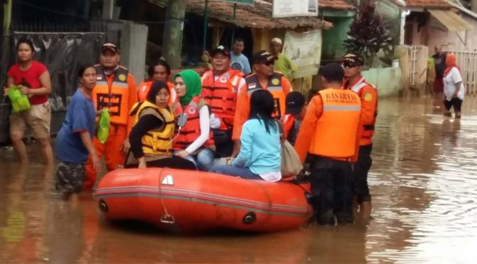 Gambar Orang Menolong Korban Banjir - KibrisPDR