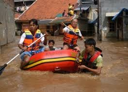 Detail Gambar Orang Menolong Korban Banjir Nomer 3