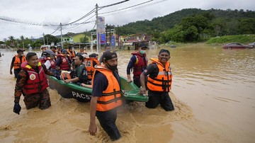 Detail Gambar Orang Menolong Korban Banjir Nomer 23