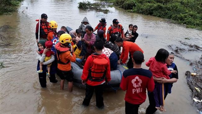 Detail Gambar Orang Menolong Korban Banjir Nomer 25