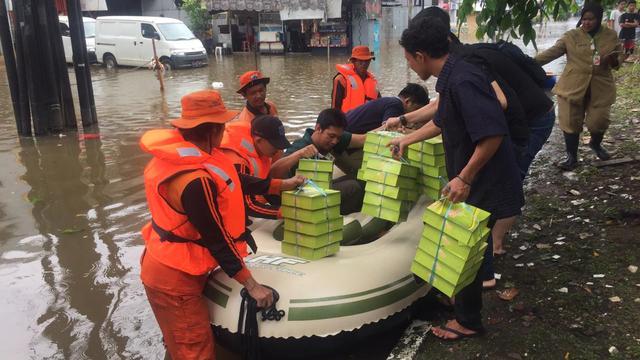 Detail Gambar Orang Menolong Korban Banjir Nomer 4