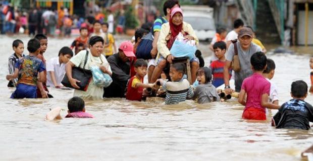 Detail Gambar Orang Menolong Korban Banjir Nomer 31