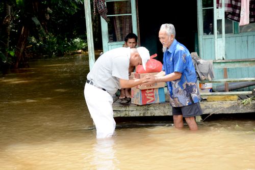 Detail Gambar Orang Menolong Korban Banjir Nomer 34