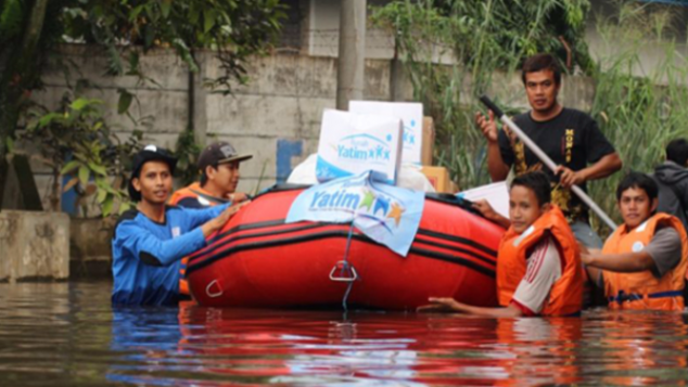 Detail Gambar Orang Menolong Korban Banjir Nomer 5