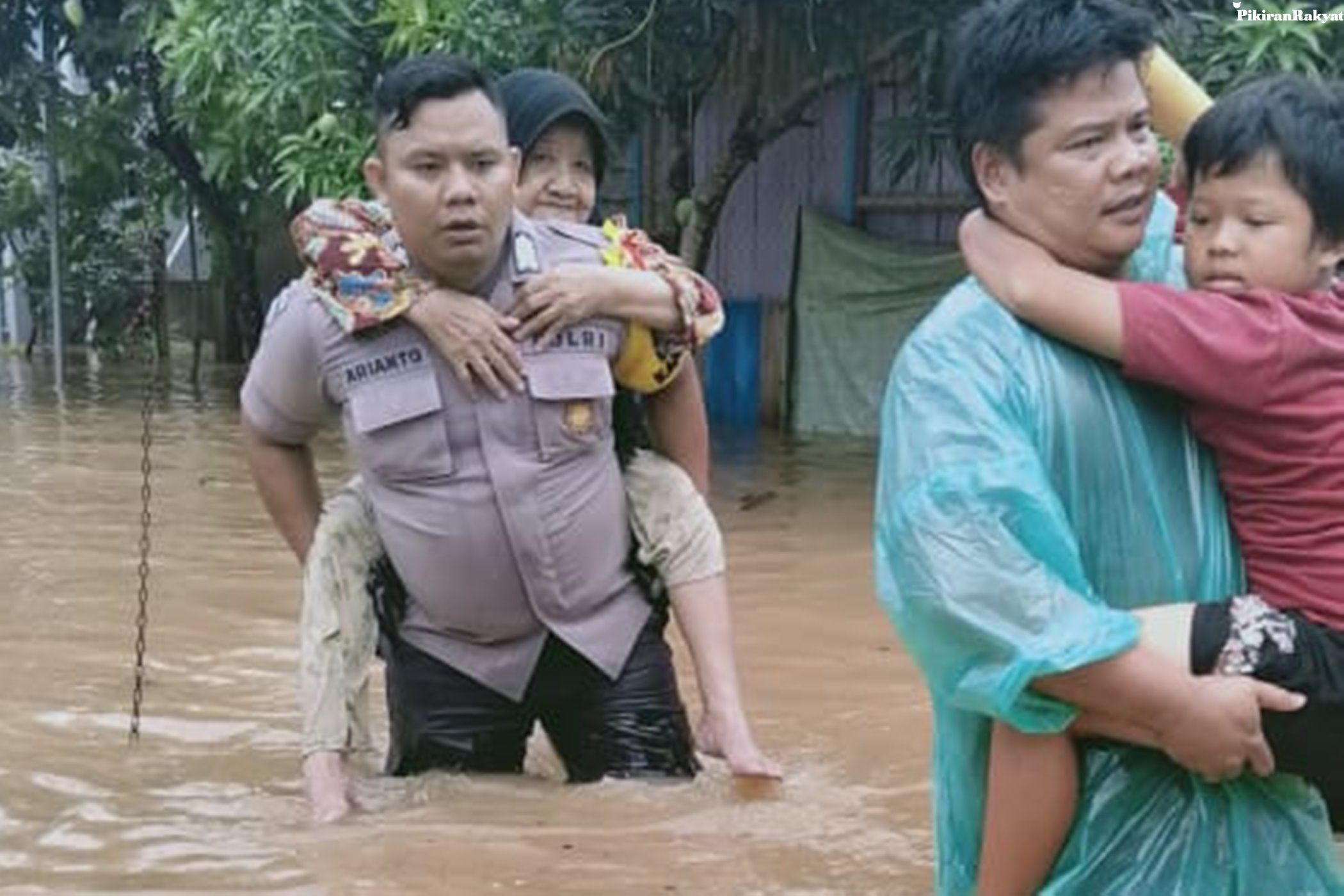 Detail Gambar Orang Menolong Korban Banjir Nomer 6