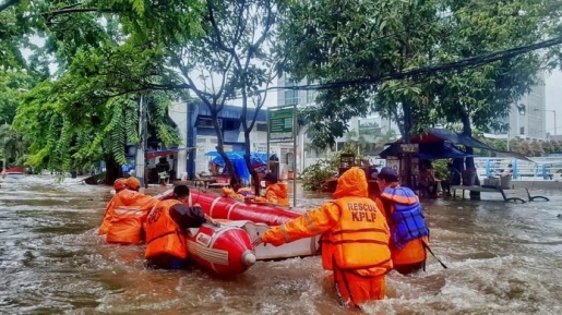 Detail Gambar Orang Menolong Korban Banjir Nomer 8