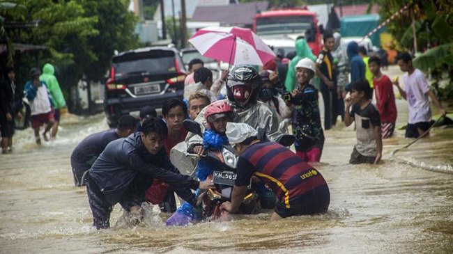 Detail Gambar Orang Menolong Korban Banjir Nomer 10