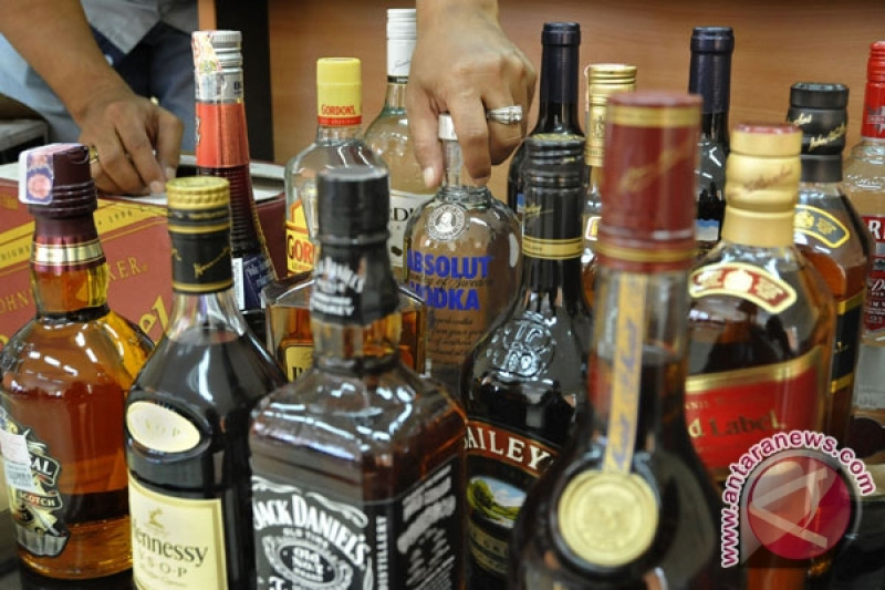 Detail Gambar Orang Minum Alkohol Nomer 30