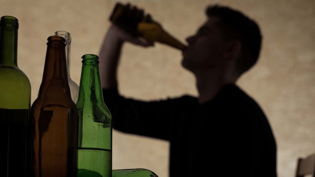 Detail Gambar Orang Minum Alkohol Nomer 5