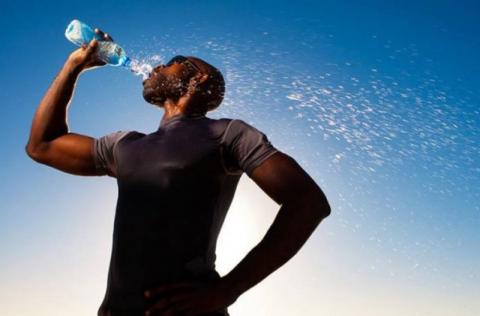 Detail Gambar Orang Minum Sambil Duduk Nomer 14
