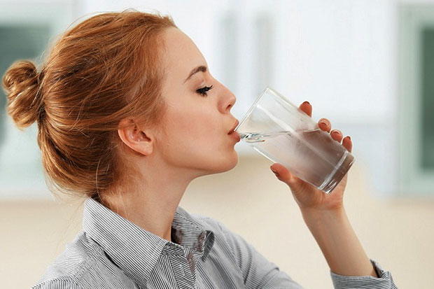 Detail Gambar Orang Minum Sambil Duduk Nomer 16