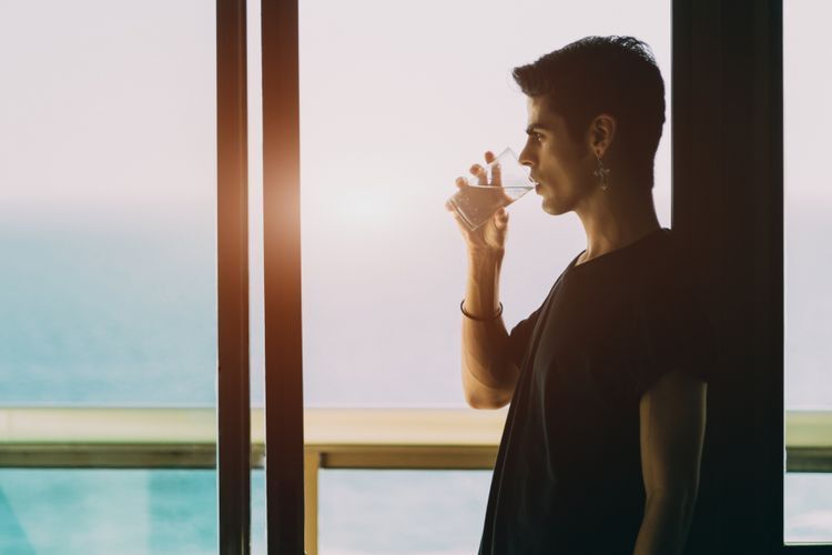 Detail Gambar Orang Minum Sambil Duduk Nomer 25