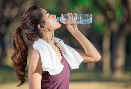 Detail Gambar Orang Minum Sambil Duduk Nomer 26