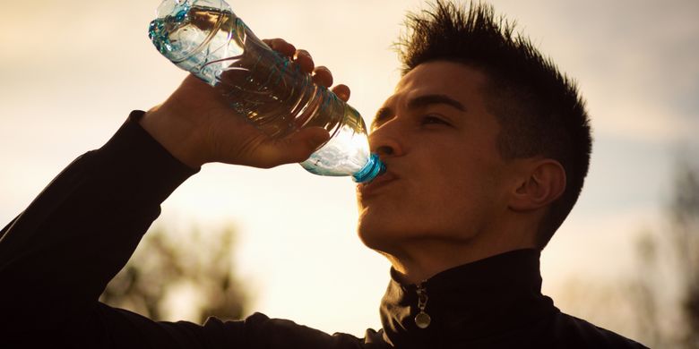 Detail Gambar Orang Minum Sambil Duduk Nomer 27