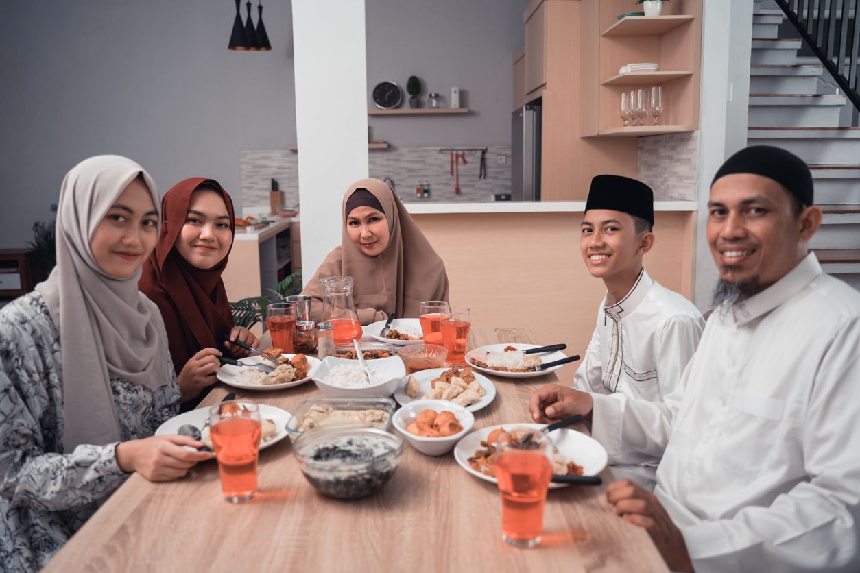 Detail Gambar Orang Minum Sambil Duduk Nomer 38