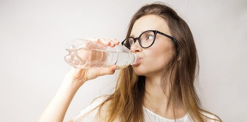 Detail Gambar Orang Minum Sambil Duduk Nomer 40