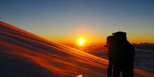 Detail Gambar Orang Naik Gunung Nomer 23