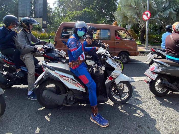 Detail Gambar Orang Naik Motor Nomer 51