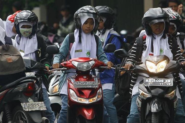 Detail Gambar Orang Naik Sepeda Motor Nomer 23