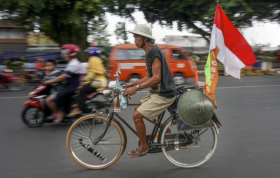 Detail Gambar Orang Naik Sepeda Ontel Nomer 16