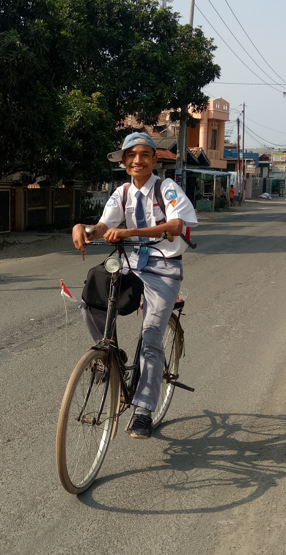 Detail Gambar Orang Naik Sepeda Ontel Nomer 6