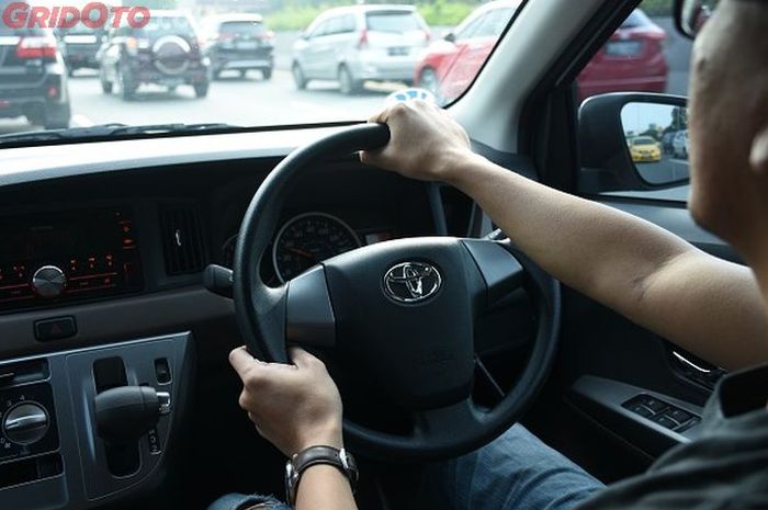 Detail Gambar Orang Nyetir Mobil Nomer 16