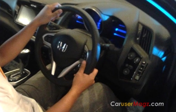 Detail Gambar Orang Nyetir Mobil Nomer 38