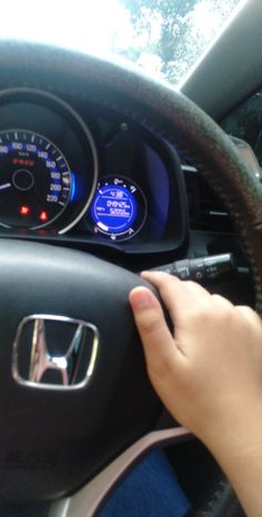 Detail Gambar Orang Nyetir Mobil Nomer 54